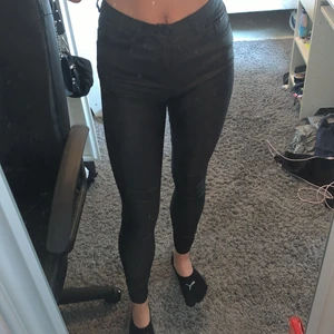 Ett par skinnbyxor  - Ett par skinnbyxor från veromoda tror ja. I storlek s. Men får sjukt bra rumpa i dom men som ni ser på sista bilden är dom lite söndriga o därmed får priset ner exstremt mycket. Men jag tycker inte man ser när man har på sig byxorna dock. Har du frågor skriv till mig så svarar jag så snabbt jag kan!🥰