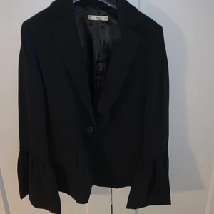 Kavaj - Använd fåtal gånger, super fint skick. Svart kavaj.