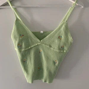 Grön topp - Jättesöt grön topp från shein. Storlek M men passar också S! Använd fåtal gånger