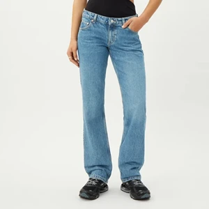 Lågmidjade Jeans  - Lågmidjade jeans från weekday, storlek 23/32, väldigt nya, frakten ingår inte i priset💕 har en liten blekningsfläck på låret som ni ser på bild 2 men den syns knappt,  högsta bud:340+ frakt