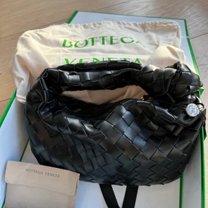 bottega veneta mini jodie - Ute igen pga av att personen som vann budgivningen svarar inte . Säljer nu denna kopia på  bottega veneta mini jodie som jag aldrig har använt . Helt ny. Kommer med en box och dustbag. 