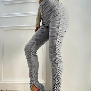 Grå byxor - Gråa byxor från shein som inte kommer till användning🤍