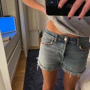 Jeansshorts  - Snygga jeans shorts från hm. Dom är i storlek 34 och är i gott skick. 