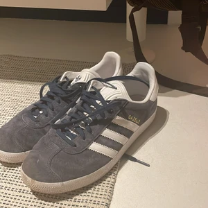 Mörkblå skor från Adidas  - Mörkblå sneakers från Adidas, använda runt 10 gånger. Precis lagom slitna! 