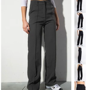 Madlady Kostymbyxor - Säljer mina skit snygga kostymbyxor från Madlady men som är köpta här på plick. Säljer på grund av att de är lite förstora för mig och kommer därför inte till användning tyvärr. Säljer för 150 plus frakt🥰