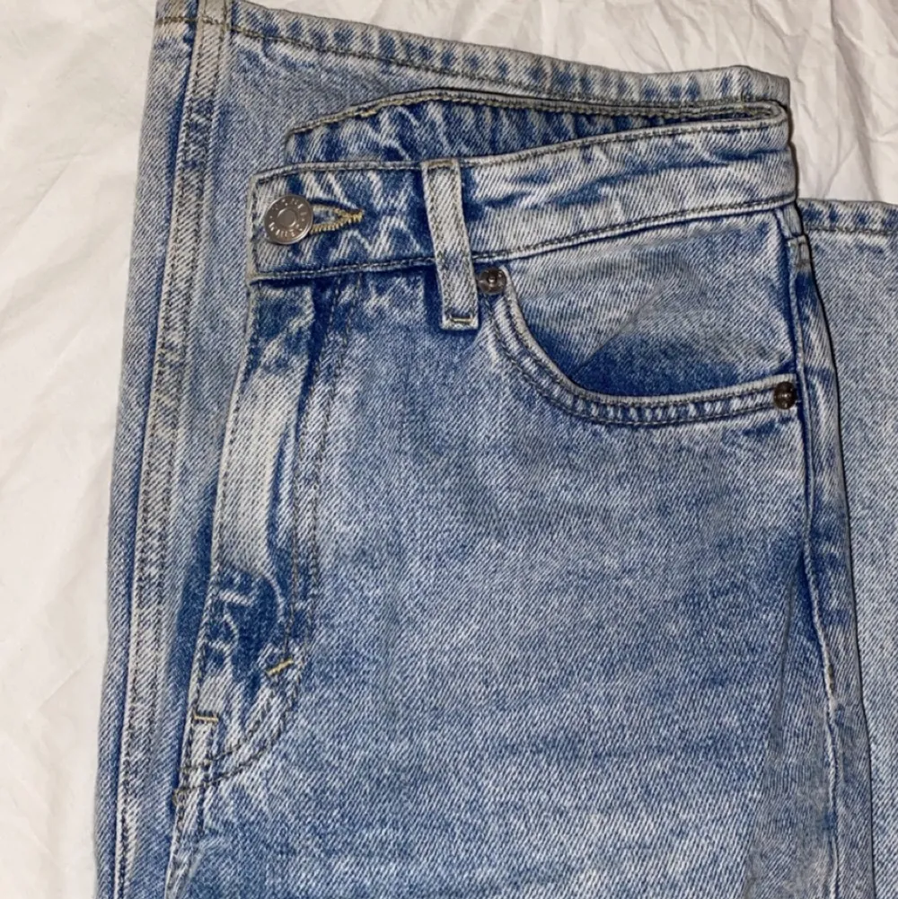 Superfina monki jeans jag köpte här på plick för några månader sen som tyvärr inte passade. Använda fåtal gånger och har inga hål eller slitna alls (bilden är på min syster då dem är väldigt stora för mig) 💗. Jeans & Byxor.