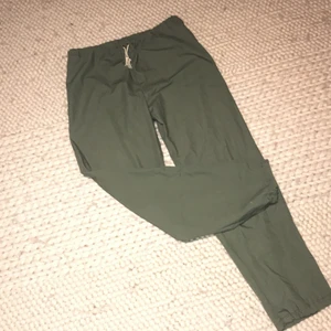 Hemsydda snygga herrbyxor - Sydda för främst herrar men passar nog bra på alla. Snörning i midjan som gör att man kan ställa in storleken lite själv. Jag skulle rekommendera dessa byxor om du är M/L, beroende på hur lössittande du vill ha dem. Byxorna är i fint skick och priset kan diskuteras🥰