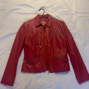 Röd läderjacka - En jättecool röd läderjacka, köpt på secondhand. Har inte kommit till användning men är i jättebra skick. Säljer för 120kr. Köparen står för frakten🥰