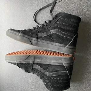 Vans high tops - Svarta Vans suede high tops. Använda sparsamt. Vänstra tån har ett litet hål såg jag nu när jag letade fram dem. Säljes därför billigt. 