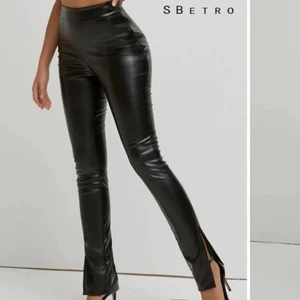 Byxor  - Skinn byxor med slits på båda sidorna nere vid fötterna, använda endast 1 gång, är i perfekt skick. Har kedja på sidan för att stänga byxan, 