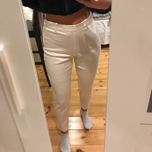 Vita kostymbyxor - Aldrig använda, säljer för 60 + 63 kr frakt. Jag är 163 cm och dom sitter hyfsat på mig, lite stora. 