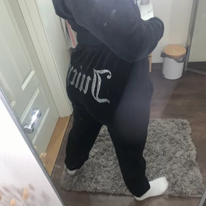 Juicy byxor  - Säljer dessa dina juicy byxor pågrund av att de inte kommer till användning, mycket fint skick! Säljer även en matchande hoodie till!❤️‍🔥❤️‍🔥 