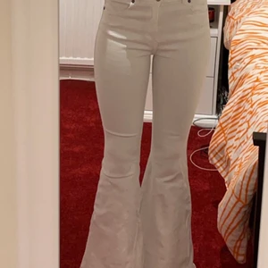 Bootcut jeans - Kritvita bootcut jeans som är använda endast en gång. Vill verkligen behålla dessa själv men de är tyvärr lite korta. Köpta på DrDenim. Nypris 500kr. Jättefint skick och sitter 👌🏾 Storlek 30/M men passar även mig som vanligtvis har storlek S.
