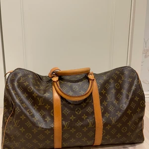 Louis Vuitton Keepall 50 - Tagit det svåra beslutet och har nu valt att sälja min älskade Louis Vuitton Keep all 50. Riktigt snygg till en weekendresa eller som handbagage. Den är i gott skick.