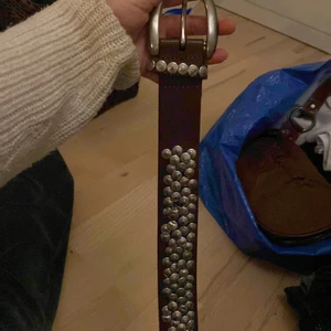 Skärp med nitar - Säljer mitt skit coola bruna skärp men nitar på då jag har två av det! Det är super fint och passar till allt! Dem är 80 cm runt hela och går att justera!