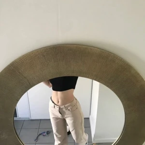 kaki jeans - säljer mina fina jeans då dem inte kommer till någon använding, jätte bra skick. Längd 106 cm Midja 74cm