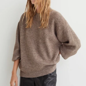 Stickad tröja hm  - Brun stickad tröja från hm, slutsåld i xs. Helt ny med lappar kvar. Högsta bud gäller, köparen står för frakten. HAR INGA BILDER MED DEN PÅ! 💖 kan dessvärre inte heller ta några bilder , så skriv bara om du är intresserad av att köpa den utan privata bilder! Nypris 200, säljer även en likadan i beige.