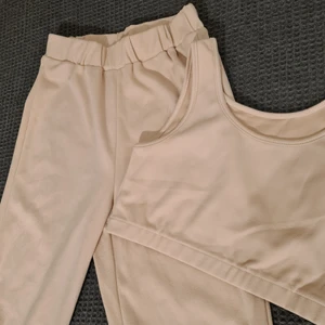Mysset, storlek S  - Mysigt set med byxor och top Använt en gång Storlek S  Frakt tillkommer, 72kr
