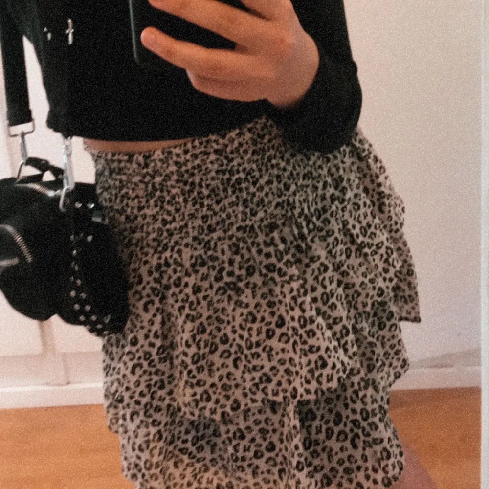 En super fin Leopard kjol som köpte i somras. Använd mycket men fortfarande väldigt fint skick.💞 säljer pga för liten för mig nu . Kjolar.