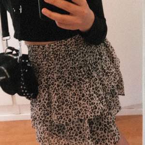 En super fin Leopard kjol som köpte i somras. Använd mycket men fortfarande väldigt fint skick.💞 säljer pga för liten för mig nu 