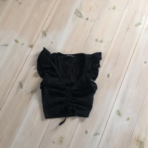 Zara topp - En topp från zara, jag köpte förra året. Säljer den för att den inte kommit till användning. Den är i väldigt bra skick. Skriv för fler bilder🙌
