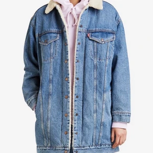 Levis Long Sherpa jeansjacka, stl xl - Färgen är medium wash och perfekt till kall vår, vinter eller höstdag! Liten i stl så snygg oversize eller till en mindre XL. Använd ca tre gånger då den var lite för lång på mig då jag är 1.60 cm. Mått: Omkrets runt bröst och rygg: ca 110 cm Längd: 86,4 cm Nypris: 1250kr