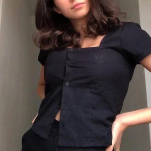 Svart topp - Superfin svart topp från NAKD, bra skick och funkar både som festtopp och till vardags🖤 