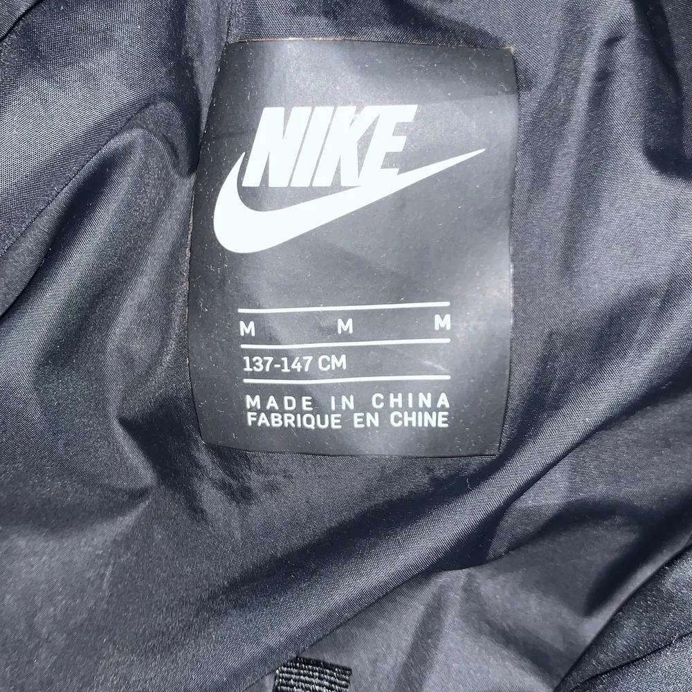 Jag säljer en vinter jacka från Nike i topp skick för 400kr plus frakt.. normal pris 850kr. Jackor.
