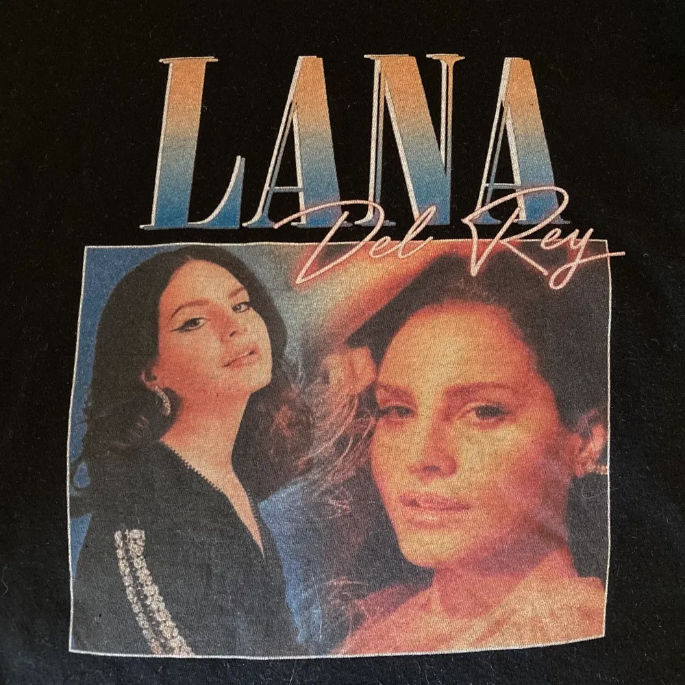 T-shirt med bästa Lana😍😍😍 Passar XS/S/M beroende på hur man vill att den ska sitta. Jag på bilden är mellan XS och S. Frakt 48kr eller hämtas hos mig på Södermalm🦋. T-shirts.