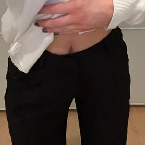 Kostymbyxor  - Kostymbyxor från Madlady i storlek xxs, men skulle nog även passa xs-s. Aldrig använda och lappen kvar! 200 + frakt