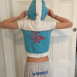 Väst - Super fin tröj väst från kända märkert rocka wear. Super fint skick och jätte skön men den kommer dessvärre inte till användning. 