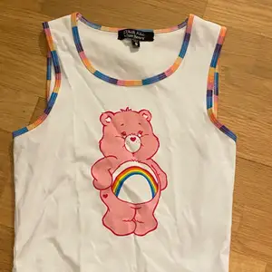 Crop top från dolls kill i samarbete med care bear, detta är en limited edition tröja som så är slutsåld. Den är extremt gullig.   