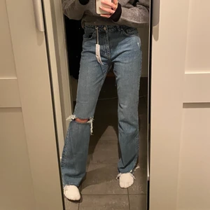 Helt nya jeans från Gina tricot  - “Full length flare jeans” mid blue från Gina tricot. Aldrig använda och lappen sitter kvar. Passade inte mig så min vän modellar jeansen. Fick i julklapp och pappa hade inte kvittot kvar, inget är fel på dem. Original pris 400 kr.
