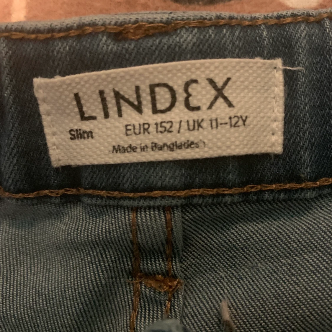 Blåa jeans ifrån LINDEX. - 90