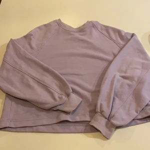 Weekday sweatshirt  - super mysig sweatshirt! Köpt från weekday! Har en liten liten fläck (se andra bilden) Färgen är mest lik bild ett och bild tre! Sitter oversized på en storlek s