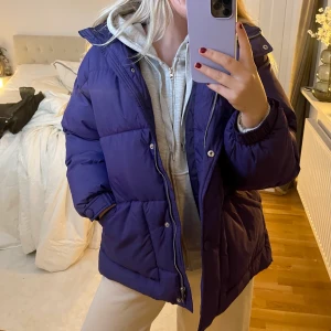 Lila jacka från Nelly - Inköpt förra året, använd 2-3ggr. Storlek 38 men passar 36-40 beroende på hur man vill att den sitter. 500kr eller bud 