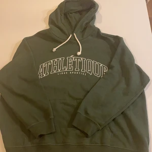 Trendig hoodie  - Superrrrr skön hoodie! Köpt för 299kr fårn h&m och använt bara ett fåtal gånger! Står XL på lappen men sitter snyggt och oversized på mig som brukar ha S