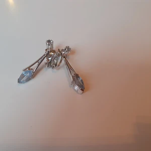 FINA CLIPS ÖRHÄNGEN  - Fina clips örhängen i fint skick & helt skick. Djur&rökfritt hem