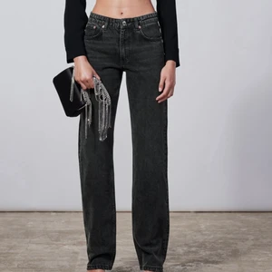 Zara jeans - Oanvända zara jeans  i 40 men väldigt små i storleken då de nt passar mig som brukar ha 38 💕 slutsålda överallt 