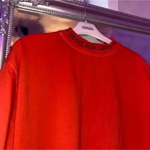 Röd Acne t-shirt  - Jättehärlig röd färg, storlek xs men som ni ser på tredje bilden kan lätt gå som en M-L på mig. Unisex men om ni vill ha mer info om mått så fråga bara. Jättebra skick.