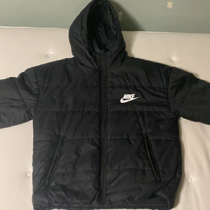 Nike jacka  - Nike jacka, den är i bra skick, passar med jeans, mjukis byxor också, säljer den för att jag använder den inte längre, en ny kostar 1199kr.