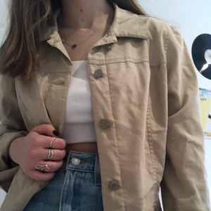 Vintage jacka  - Snygg och skön jacka i stretchigt material i beige färg. Storleken är oklar, men jag har normalt storlek XS/S. Köparen står för frakt. 