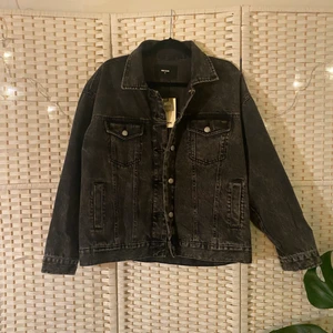 Jeansjacka - Jeansjacka från BikBok helt oanvänd prislapp finns kvar, Storlek M sitter oversized