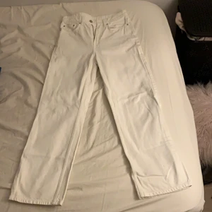 Weekday Jeans - Ett par vita jeans från weekday i modellen rowe. Storlek 27/30, Säljer dem då de var för små redan när jag köpte dem.   Aldrig använda så är i perfekt skick, köpta för 500kr. Om du har frågor är det bara att skriva till mig🥰