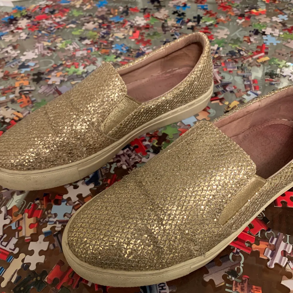 Festliga skor i guldfärg från märket Dasia (köpta för ca 800kr). De är i använt skick därav det låga priset💛💛. Skor.