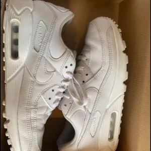 Air max 90 leather - Nya air max 90 leather. Storlek 41 Köpta på footish för 1599kr i oktober. Kvitto finns.  Säljer pga för stora för mig. Använt dom nästan varje dag i en månad.  Finns i tallkrogen 