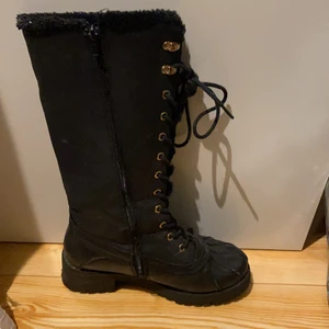 Vinterskor - Säljer dessa vinterskor från Skopunkten i strl 38. Använda en vinter. Hör av dig om du är intresserad💕💕