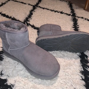 Gråa uggs - Säljer dessa grå helt oanvända uggsen då de är försmå. Storlek 38