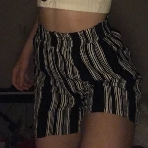 Randiga shorts i viskos strl M - Säljer nu dessa luftiga och bekväma shorts i viskos från Cubus. Använda en gång och i gott skick. Shortsen är i storlek M. Hör gärna av dig om du har funderingar eller är intresserad😊💖