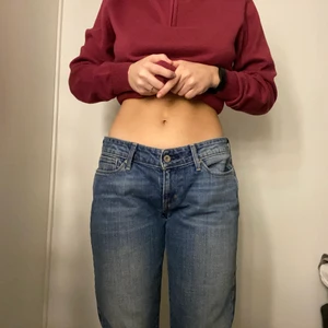 Levis lågmidjade jeans  - Säljer levis slight curve skinny jeans (lågmidjade) som jag köpte på secondhand, men tyvärr var dom för stora. Frakt ingår ej!